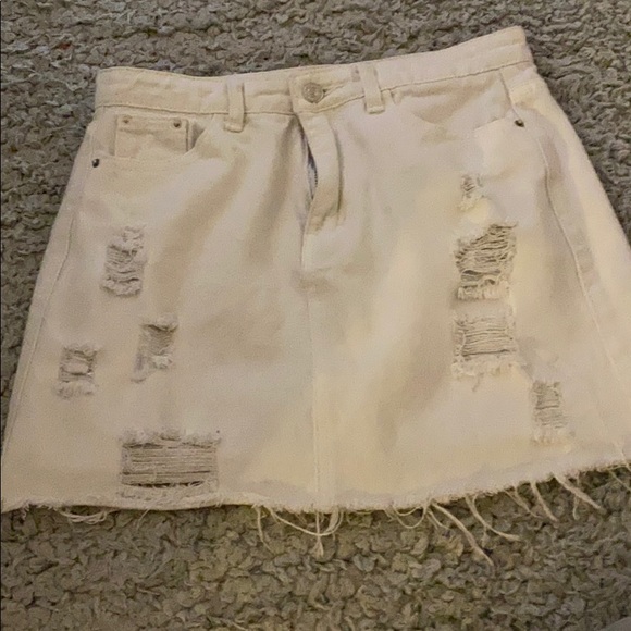 White skirt - Picture 1 of 2